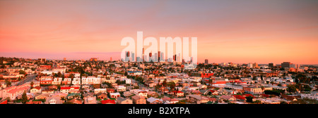 Il centro cittadino di Los Angeles skyline oltre ad est di Los Angeles sobborghi al tramonto Foto Stock