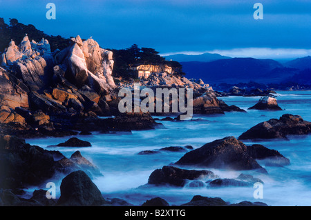 Sponde rocciose lungo 17 miglia di auto alla spiaggia di ciottoli sulla penisola di Monterey in California Foto Stock