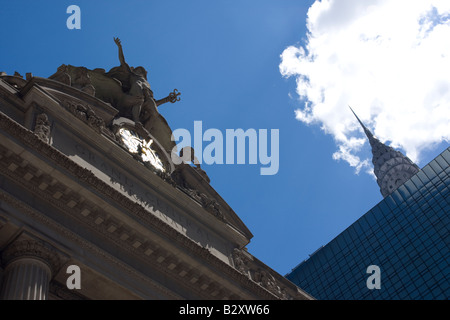 La Grand Central Station facciata e il Chrysler building in midtown Manhattan. Foto Stock