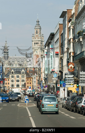 Del traffico su una strada nella città francese di Lille, Francia Foto Stock