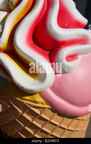 Close up di plastica grande cono gelato annuncio Foto Stock