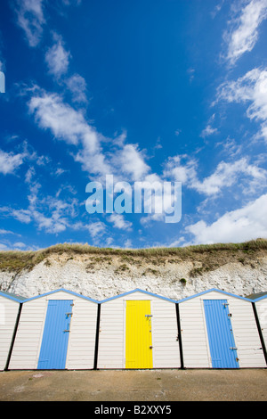 Fila di cabine sulla spiaggia, in Westgate sul mare vicino a Margate Kent Foto Stock