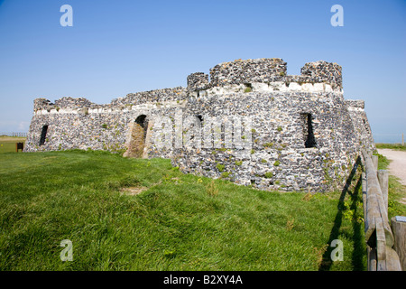 Piccola rovinata struttura difensiva nei pressi di Kingsgate Bay nel Kent Foto Stock