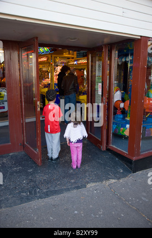 I bambini che cercano in un divertimento arcade Foto Stock