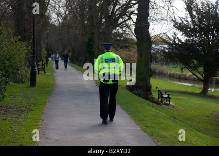 La polizia del sostegno comunitario officer PCSO a piedi patrol nel parco Foto Stock