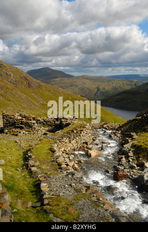 Un nuovo flusso di acqua che scorre verso il basso dalla snowdon Foto Stock