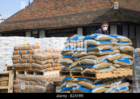 Pile di sabbia e cemento in un cantiere nel centro di Sandwich Kent Foto Stock