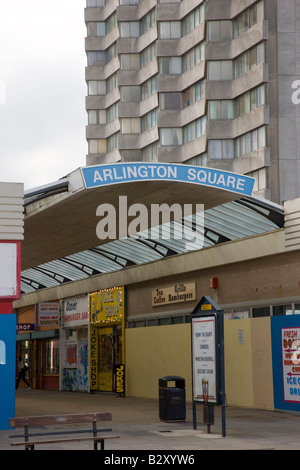 Galleria di negozi al di sotto di un blocco a torre di appartamenti in Margate Kent Foto Stock