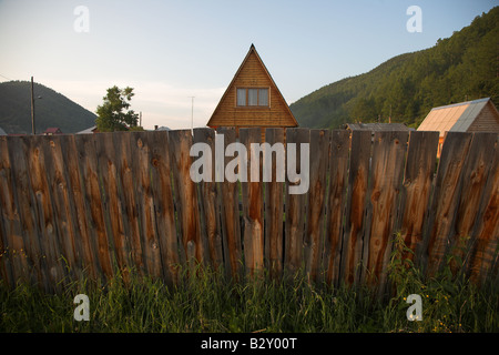 Una casa locale vicino al Lago Baikal, nel villaggio di Listvyanka in Siberia, Russia. Foto Stock