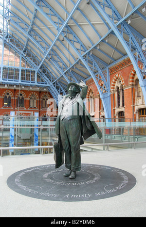 Sir John Betjeman statua, St.Pancras International Station, Euston Road, Camden Borough, London, England, Regno Unito Foto Stock