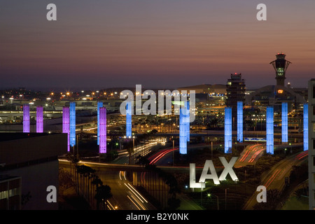 Vista aerea di LAX Los Angeles International Airport al tramonto con luci decorative tubi, Los Angeles, California Foto Stock