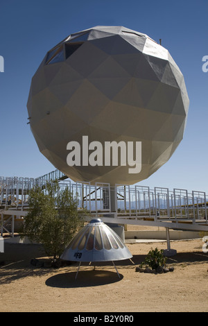 UFO nella parte anteriore del futuristico casa circolare al di fuori della Interstate 40, vecchi Route 66, in parte remota del deserto dell'Arizona Foto Stock