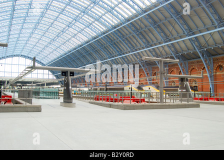 Piattaforme di Eurostar, St.Pancras International Station, Euston Road, Camden Borough, Greater London, England, Regno Unito Foto Stock