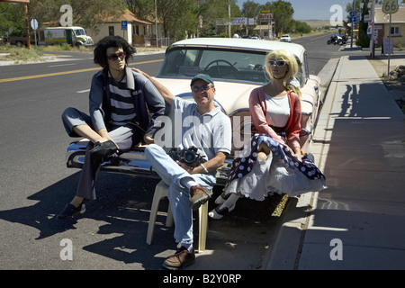 Fotografo Joe Sohm posa con manichini sul paraurti posteriore della vettura di antiquariato in Seligman, Arizona, vecchi Route 66 Foto Stock