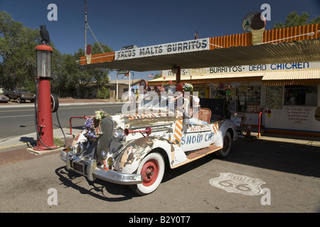 Vecchia Pompa a gas e decorate vintage automobile parcheggiata di fronte burger comune in Seligman, Arizona fuori rotta 66 Foto Stock