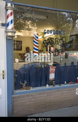 Uomo di ottenere scarti di Gordon's barberia di palizzata Colorado, Est del Grand Junction Foto Stock