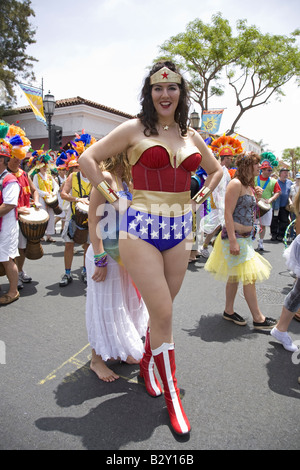 La donna di meraviglia imitatore a estivo annuale celebrazione solstizio e sfilata di giugno 2007, sin dal 1974, Santa Barbara, CA Foto Stock