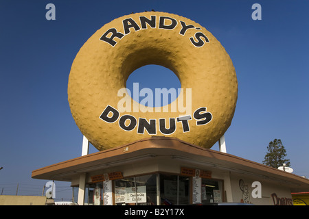 Famosa in tutto il mondo Randy's Donuts vicino aeroporto internazionale di Los Angeles, Los Angeles, CA Foto Stock