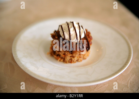 Deliziosi dolci fatti di carote servita in un piatto elegante Foto Stock