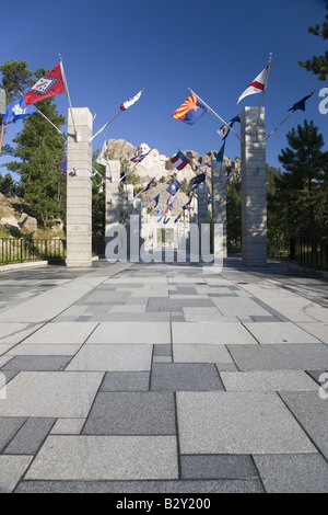 Una cinquantina di indicatori di stato di rivestimento del marciapiede alla grande terrazza con vista del monte Rushmore National Memorial, il Dakota del Sud Foto Stock