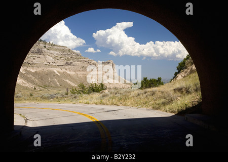 Una vista di Scotts Bluff Monumento Nazionale attraverso il tunnel, Scottsbluff, Nebraska Foto Stock