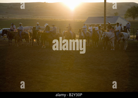 I cowboys al tramonto a PRCA Rodeo a Brule inferiore, Lyman County, inferiore Brule Sioux Prenotazione tribali, SD Foto Stock
