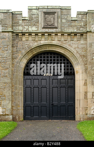 Portcullis e cancelli di prigione in una vecchia prigione a Jedburgh, Scozia Foto Stock