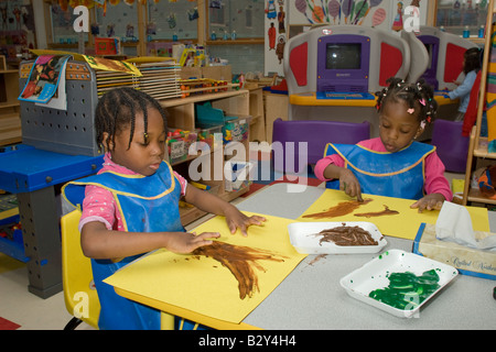 Due 4 anno vecchio americano africano ragazze dito dipinto nella classe di età prescolare Foto Stock