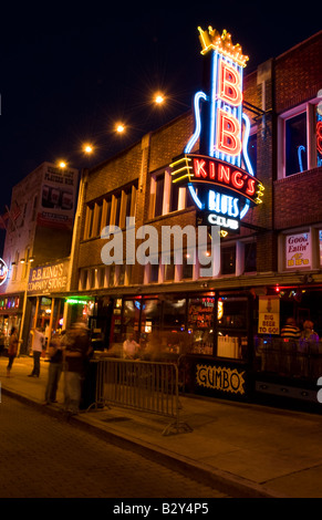 Notte Tempo esposizione della famosa Beale Street a Memphis, Tennessee la casa del jazz e del tempo di festa per i turisti NEGLI STATI UNITI Foto Stock