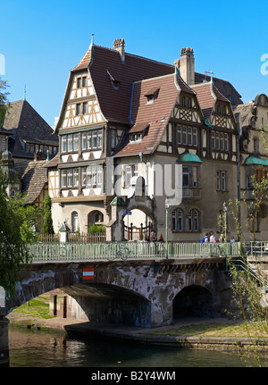 St Etienne ponte sul fiume Ill e Alfred Marzolff house al Lycée des Pontonniers, Liceo internazionale, Strasburgo, Alsazia, Francia, Europa Foto Stock