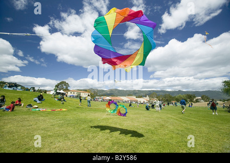 Un arcobaleno colorato aquilone vola in un cielo blu con il bianco puffy nuvole sul 15 aprile 2007, presso la chiesa di Santa Barbara il Kite Festival, CA Foto Stock