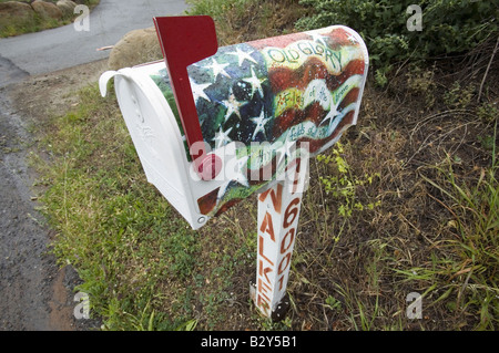 Cassetta postale patriottica decorate con la vecchia gloria la visualizzazione è bandiera rossa, a fianco di una strada vicino a Ojai California sulla rotta 33 Foto Stock