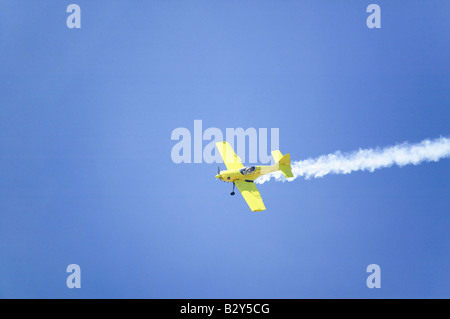Stunt Pilot Rob Harrison battenti Zlin, un giallo brillante aeromobili chiamato 'tumbling Bear' a Pt. Mugu, CA Foto Stock