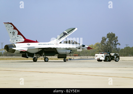 Un F-16C 'lotta falchi', noto come la Thunderbird, parcheggiato con il suo abitacolo aperto in corrispondenza della 42Base Navale, Point Mugu, CA Foto Stock