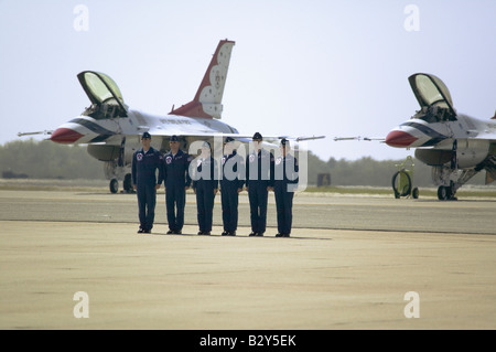 Sei US Air Force maschio e femmina di piloti in piedi all attenzione di fronte a loro F-16C Fighting Falcons, Point Mugu, CA Foto Stock