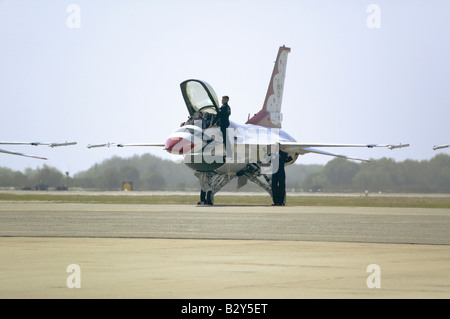 Pilota della US Air Force arrampicata in F-16C 'lotta falchi,' noto come i Thunderbirds, Point Mugu, CA Foto Stock