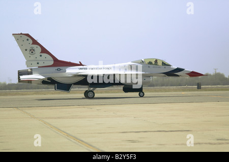 US Air Force F-16C 'lotta falchi,' noto come i Thunderbirds, preparando per il decollo, Point Mugu, CA Foto Stock