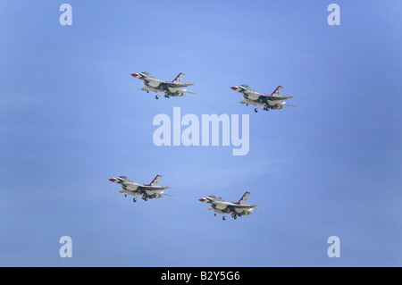 Quattro US Air Force F-16C 'lotta falchi,' noto come i Thunderbirds, volare in formazione, Point Mugu, CA Foto Stock