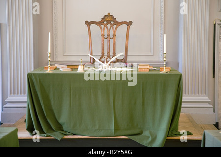 Gruppo ristrutturato Camera con "Rising Sun " Sedia di George Washington, Independence Hall, Philadelphia, Pennsylvania Foto Stock