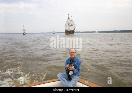 Fotografo Joe Sohm posa sul chase barca con la costante di Susan, addio e la scoperta di navi Foto Stock