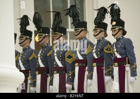 VA Istituto Militare (VMI) cadetti in posa davanti VA State Capitol in Richmond VA Foto Stock