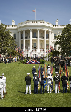 La regina Elisabetta II e il Presidente George W Bush rivedendo i rami militari, alla Casa Bianca per il 7 maggio 2007 Foto Stock