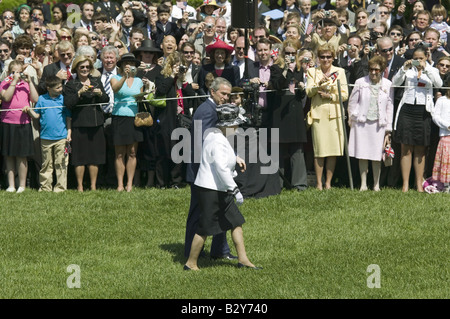 Il presidente George Bush e la Regina Elisabetta II Foto Stock