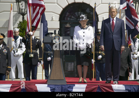 Il presidente George Bush e la Regina Elisabetta II Foto Stock