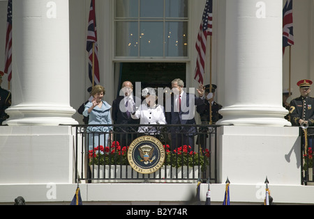 La First Lady Laura Bush, il Principe Filippo, il Duca di Edimburgo, la Regina Elisabetta II e il Presidente George W Bush Foto Stock