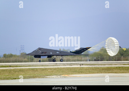 F-117A Nighthawk Jet Stealth Fighter sorvolare la XLII Base Navale Ventura County (NBVC) Air Show a Point Mugu, CA Foto Stock