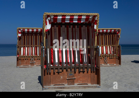 Chiuso sedie da spiaggia in Timmendorf su una mattina di sole, Germania Foto Stock