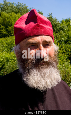 Ritratto di sacerdote russo ortodosso in Red Hat nel paese di Lviv Ucraina Foto Stock