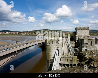 Vecchia e nuova strada dei ponti che attraversano il fiume Conwy estuary, Conwy, il Galles del Nord Foto Stock