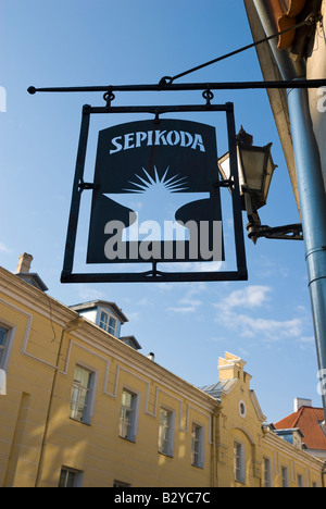 Fabbro segno appeso al di fuori di un negozio nella Città Vecchia di Tallinn, Estonia. Questo stile di segno è comune in tutta la città. Foto Stock